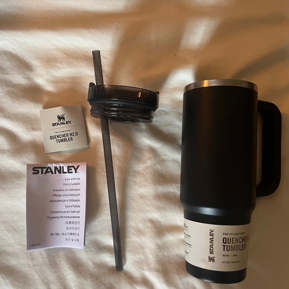 Stanley Matte Black Quencher H2.0 Flowstate Tumbler 40 OZ - Picture 1 of 8